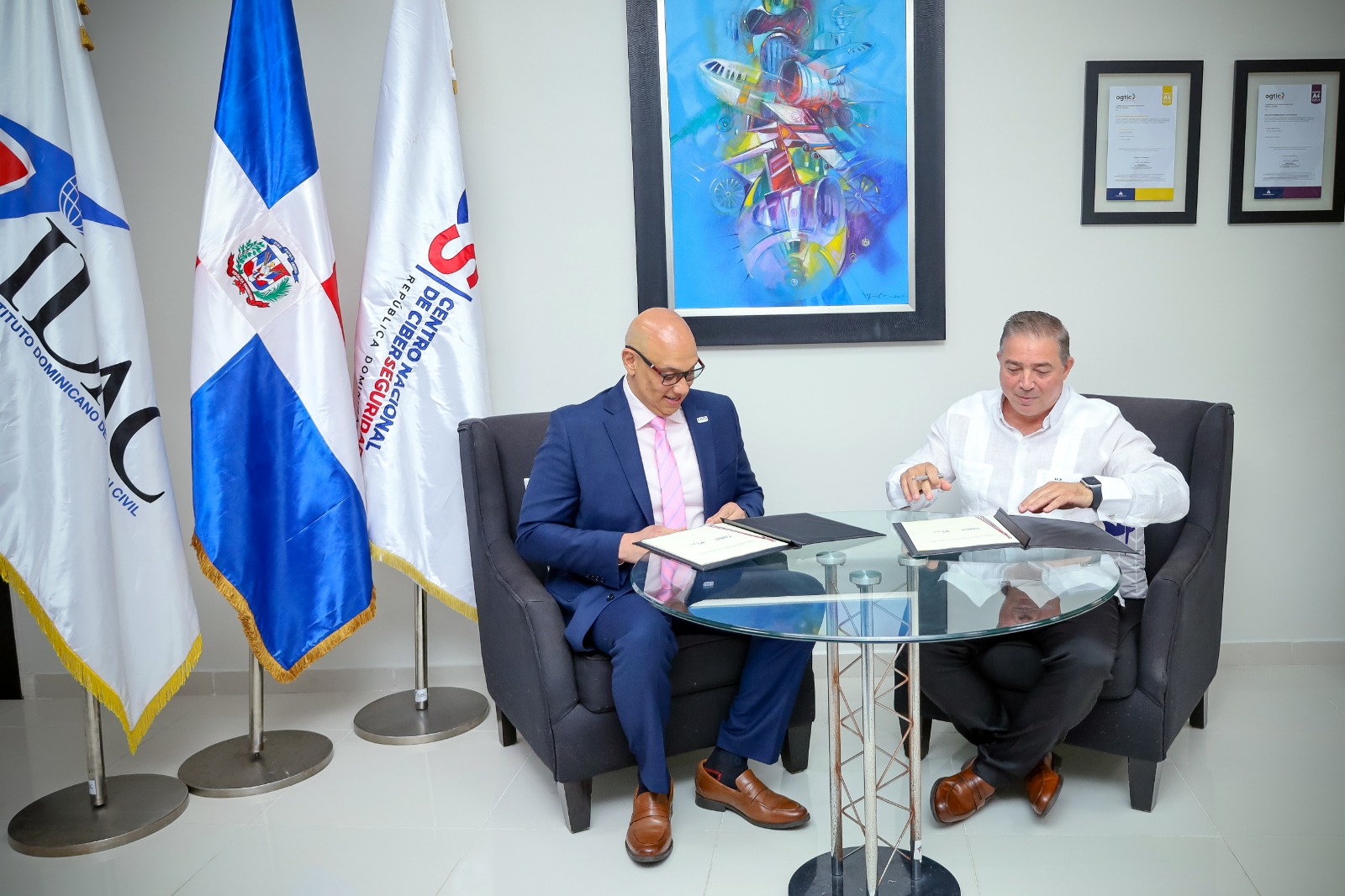 Héctor Porcella, director general interino del IDAC y el coronel Juan Gabriel Gautreaux, director ejecutivo del CNCS
